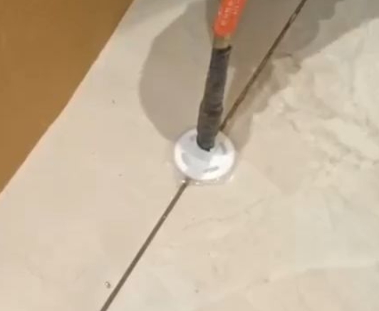 聊城瓷砖空鼓维修公司专业解答瓷砖在铺贴过程中，如果没有涂抹均匀到位的粘结材料（如水泥砂浆或瓷砖胶），可能会导致以下问题