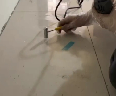 聊城瓷砖开裂维修公司专业分享瓷砖在铺贴前如果没有沥干水分，将会导致以下问题