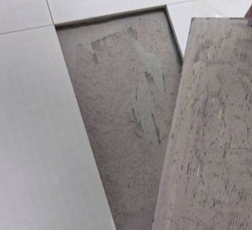 聊城瓷砖空鼓维修公司分享瓷砖铺贴时如果打浆（即涂抹在瓷砖背面和基层上的砂浆或瓷砖胶）过少，会带来以下问题
